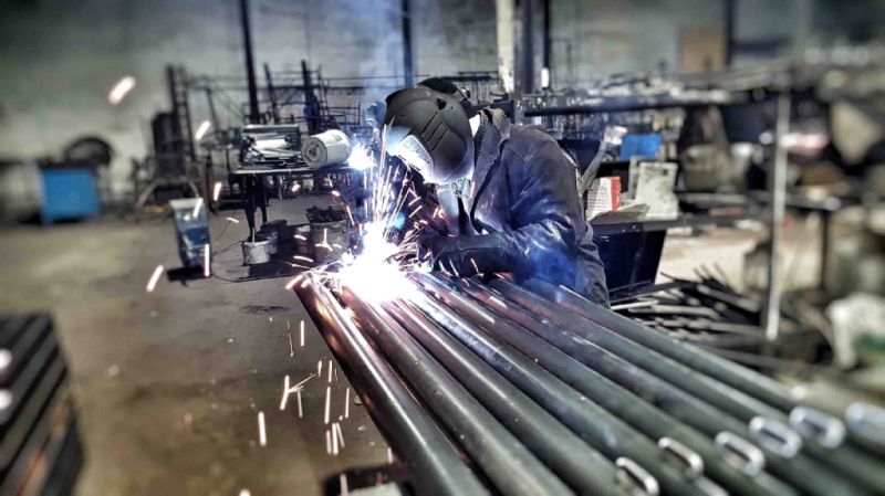 Какие материалы используют при изготовлении уличного спортивного оборудования в Екатеринбурге?